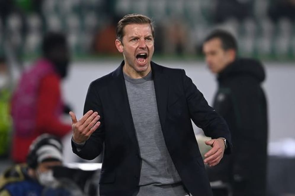 Wolfsburgs Trainer Florian Kohfeldt feuert seine Mannschaft an.
