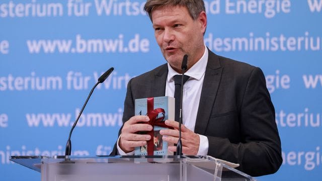 Wirtschafts- und Umweltverbände haben große Erwartungen an den neuen Klimaschutzminister Robert Habeck. Wirtschafts- und Umweltverbände haben große Erwartungen an den neuen Klimaschutzminister Robert Habeck.