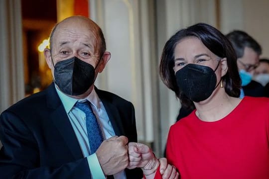 Außenministerin Baerbock zusammen mit ihrem französischen Amtskollegen Jean-Yves Le Drian.