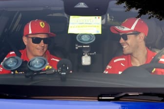 Will seinen ehemaligen Ferrari-Kollegen Sebastian Vettel (r) in Zukunft wieder öfter treffen: Kimi Räikkönen.