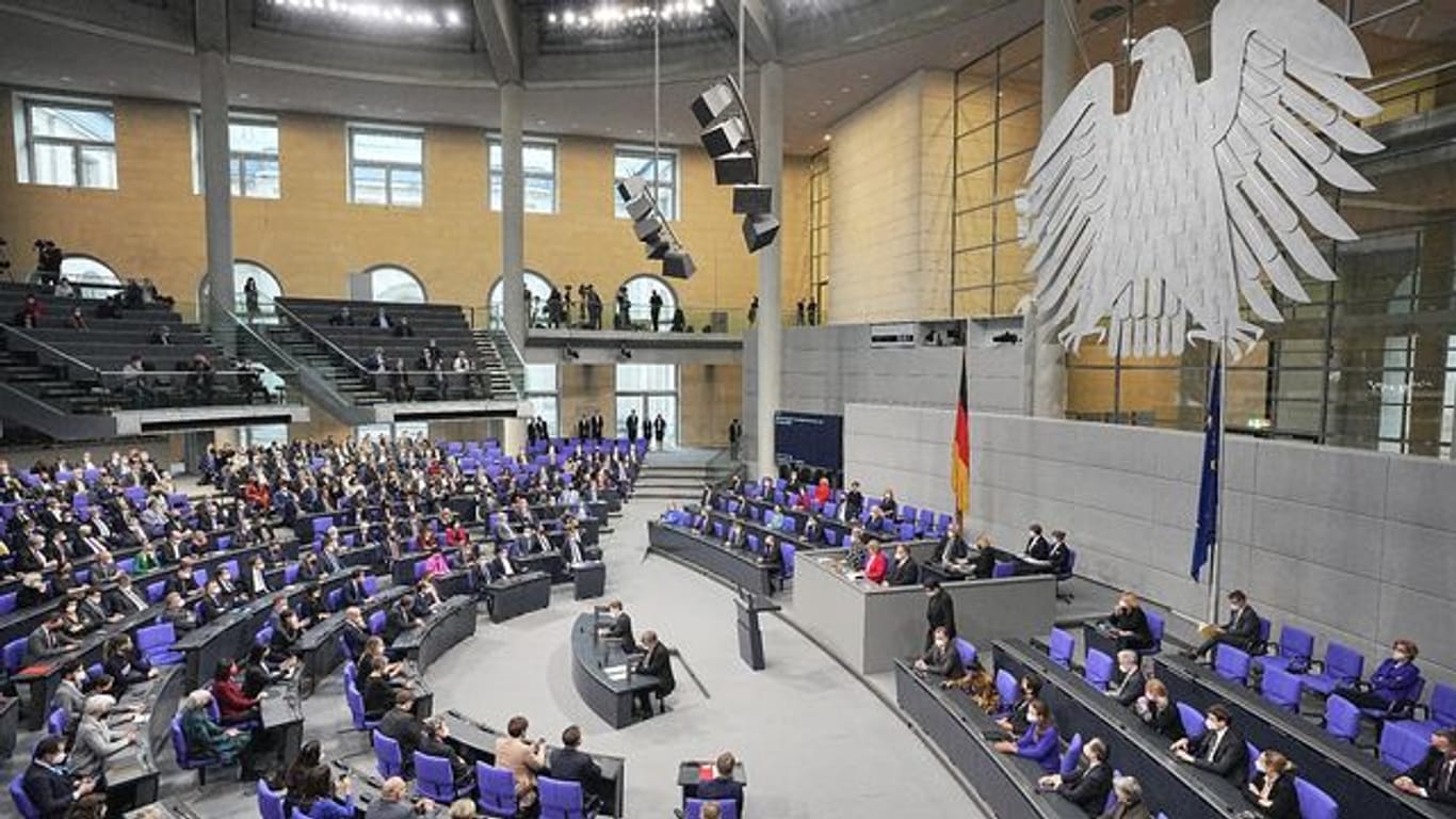 Im Bundestag fand die Vereidigung von Scholz zum Bundeskanzler und die Vereidigung der Bundesministerinnen und -minister der neuen rot-grün-gelben Bundesregierung statt.