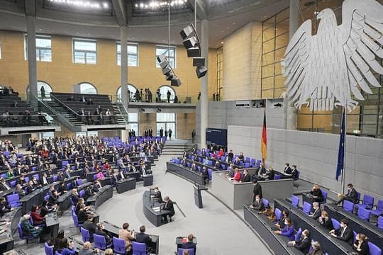 Im Bundestag fand die Vereidigung von Scholz zum Bundeskanzler und die Vereidigung der Bundesministerinnen und -minister der neuen rot-grün-gelben Bundesregierung statt.