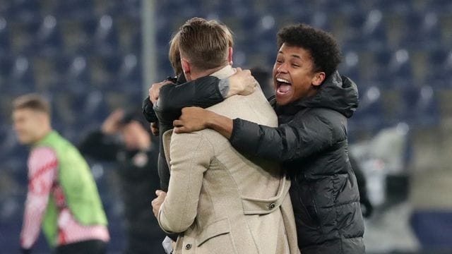 Der Salzburger Karim Adeyemi (r) feiert mit Trainer Matthias Jaissle den Einzug ins Achtelfinale.