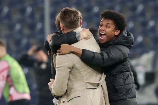 Der Salzburger Karim Adeyemi (r) feiert mit Trainer Matthias Jaissle den Einzug ins Achtelfinale.