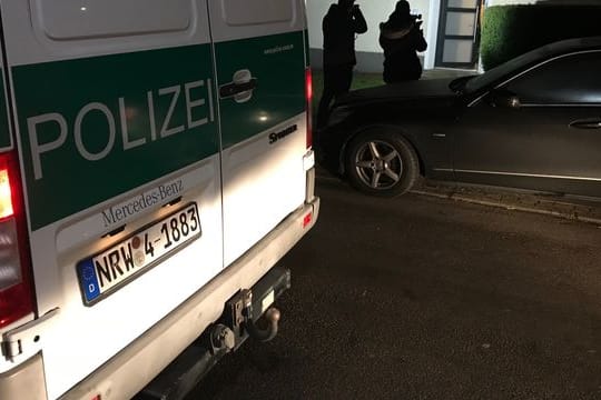 Ein Polizeiwagen steht vor einem Gebäude in Oberhausen.