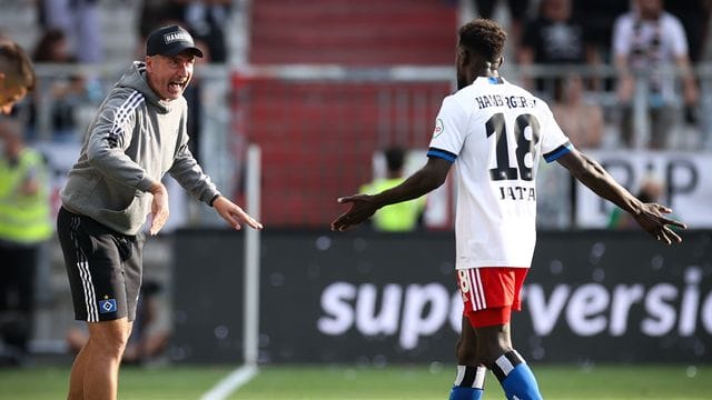 HSV-Trainer Tim Walter (l) stellt sich klar hinter Bakery Jatta.