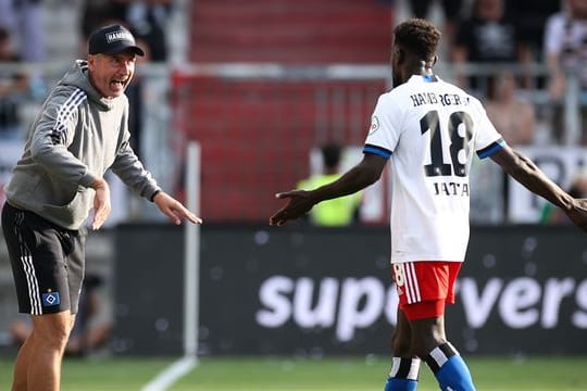 HSV-Trainer Tim Walter (l) stellt sich klar hinter Bakery Jatta.