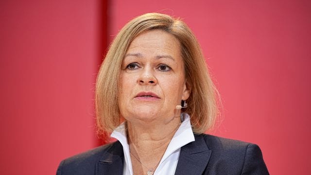 Die neue Innenministerin Nancy Faeser dringt mit Blick auf die Lage an der EU-Grenze zu Belarus auf das Einhalten "rechtlicher Standards" und kritisiert indirekt das Vorgehen Polens.