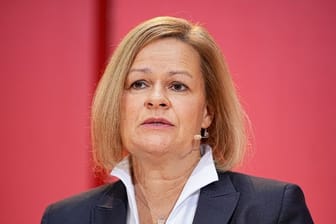 Die neue Innenministerin Nancy Faeser dringt mit Blick auf die Lage an der EU-Grenze zu Belarus auf das Einhalten "rechtlicher Standards" und kritisiert indirekt das Vorgehen Polens.