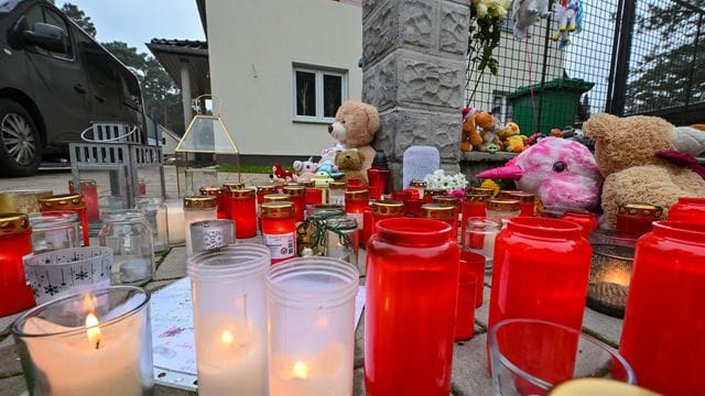 Kerzen und Plüschtiere für die Opfer vor dem Einfamilienhaus in Königs Wusterhausen im Landkreis Dahme-Spreewald.