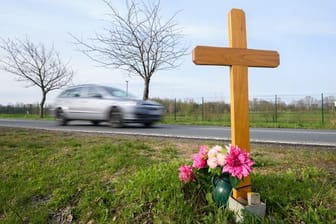 Ein Kreuz zum Gedenken an ein Opfer eines Verkehrsunfalls an einer Landstraße im Landkreis Hildesheim.