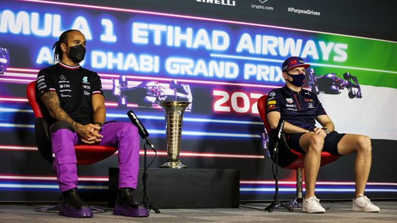 Lewis Hamilton (l) und Max Verstappen bei der Pressekonferenz in Abu Dhabi.
