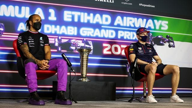 Lewis Hamilton (l) und Max Verstappen bei der Pressekonferenz in Abu Dhabi.