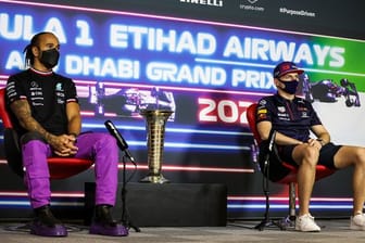 Lewis Hamilton (l) und Max Verstappen bei der Pressekonferenz in Abu Dhabi.