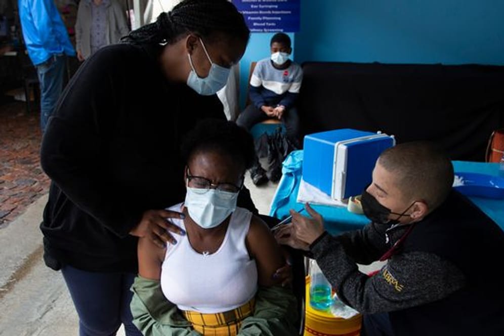 Eine junge Frau erhält in Johannesburg eine Corona-Impfung.