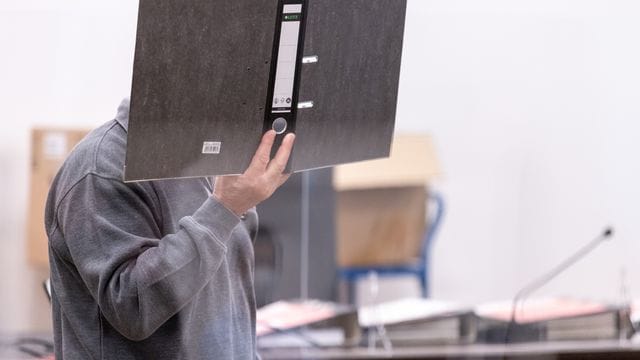 Der wegen Mordes angeklagte Mann zu Prozessbeginn im Landgericht Nürnberg-Fürth: Er hat aus Eifersucht zwei Menschen erschossen.