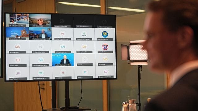 NRW-Ministerpräsidnt Hendrik Wüst spricht zu Beginn der MPK in einer Videokonferenz. NRW-Ministerpräsidnt Hendrik Wüst spricht zu Beginn der MPK in einer Videokonferenz.