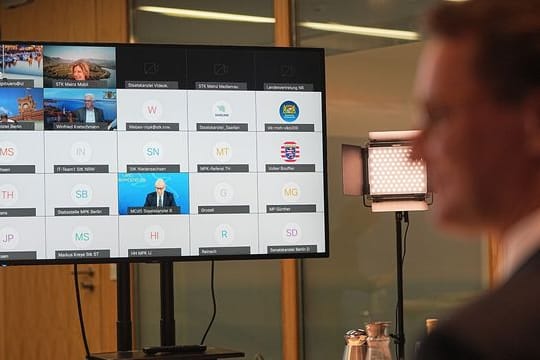 NRW-Ministerpräsidnt Hendrik Wüst spricht zu Beginn der MPK in einer Videokonferenz.