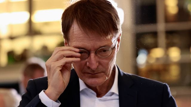 Karl Lauterbach (SPD): Der neuer Bundesminister für Gesundheit verschafft sich erstmal einen guten Überblick. Karl Lauterbach (SPD): Der neuer Bundesminister für Gesundheit verschafft sich erstmal einen guten Überblick.