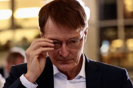 Karl Lauterbach (SPD): Der neuer Bundesminister für Gesundheit verschafft sich erstmal einen guten Überblick.