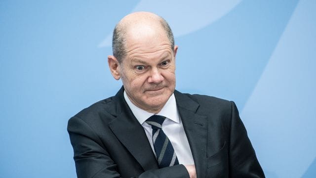 Bundeskanzler Scholz bei der Amtsübergabe von Steffen Seibert an den neuen Regierungssprecher Steffen Hebestreit.