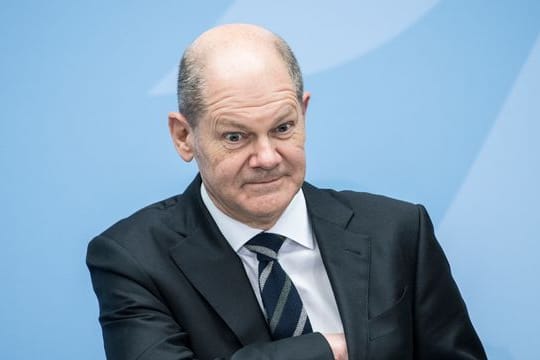 Bundeskanzler Scholz bei der Amtsübergabe von Steffen Seibert an den neuen Regierungssprecher Steffen Hebestreit.