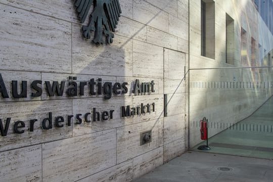 Der Eingang zum Auswärtigen Amt, Amtssitz von Annalena Baerbock.