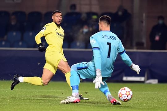 Arnaut Danjuma trifft zur Führung in Bergamo.