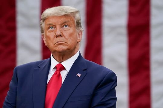Donald Trump, ehemaliger Präsident der USA, nimmt im Rosengarten des Weißen Hauses an einer Pressekonferenz zu den Maßnahmen seiner Regierung gegen die Corona-Pandemie teil.