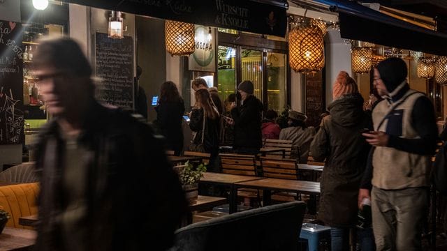 An der Eingangstüre eines asiatischen Restaurants in Berlin müssen Besucherinnen und Besucher ihren Impfnachweis zeigen. An der Eingangstüre eines asiatischen Restaurants in Berlin müssen Besucherinnen und Besucher ihren Impfnachweis zeigen.