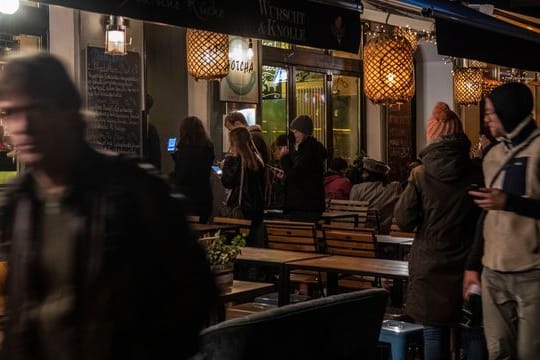 An der Eingangstüre eines asiatischen Restaurants in Berlin müssen Besucherinnen und Besucher ihren Impfnachweis zeigen.