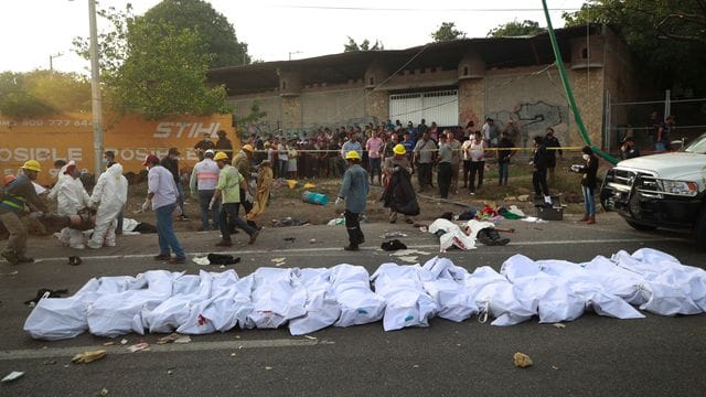 Leichen in Leichensäcken liegen nach einem Unfall in Tuxtla Gutierrez im mexikanischen Bundesstaat Chiapas am Straßenrand. Leichen in Leichensäcken liegen nach einem Unfall in Tuxtla Gutierrez im mexikanischen Bundesstaat Chiapas am Straßenrand.
