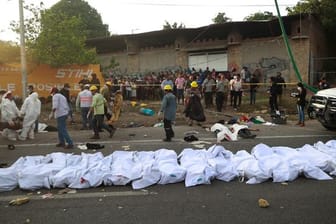 Leichen in Leichensäcken liegen nach einem Unfall in Tuxtla Gutierrez im mexikanischen Bundesstaat Chiapas am Straßenrand.