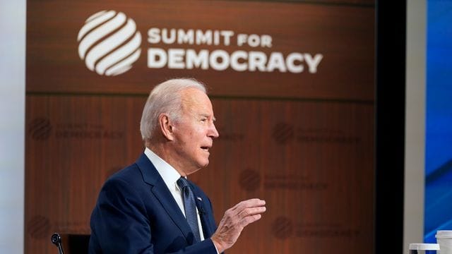 Joe Biden, Präsident der USA, spricht im South Court Auditorium des Weißen Hauses bei der Eröffnung des zweitägigen virtuellen "Gipfels für Demokratie". Joe Biden, Präsident der USA, spricht im South Court Auditorium des Weißen Hauses bei der Eröffnung des zweitägigen virtuellen "Gipfels für Demokratie".
