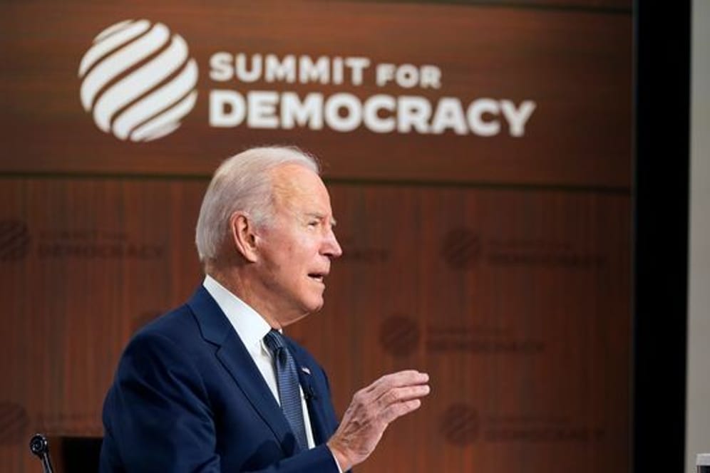 Joe Biden, Präsident der USA, spricht im South Court Auditorium des Weißen Hauses bei der Eröffnung des zweitägigen virtuellen "Gipfels für Demokratie".