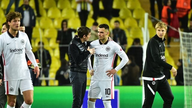 Frankfurts Trainer Oliver Glasner und Filip Kostic unterhalten sich nach dem Spiel.