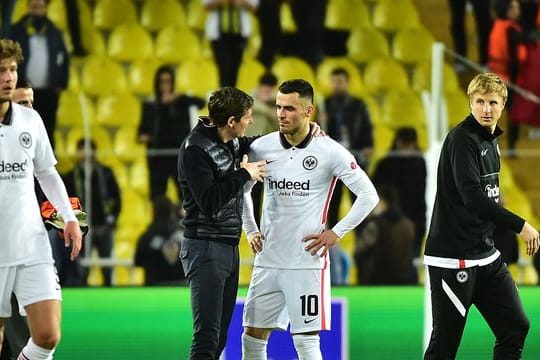 Frankfurts Trainer Oliver Glasner und Filip Kostic unterhalten sich nach dem Spiel.