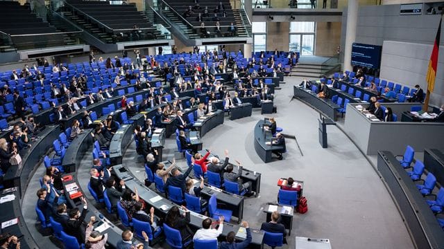 Der Bundestag hat weiteren Verschärfungen in der Corona-Pandemie zugestimmt. Der Bundestag hat weiteren Verschärfungen in der Corona-Pandemie zugestimmt.