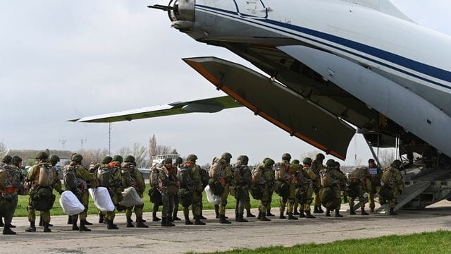 Russische Fallschirmjäger steigen in ein Flugzeug für Luftlandeübungen.