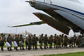 Russische Fallschirmjäger steigen in ein Flugzeug für Luftlandeübungen.