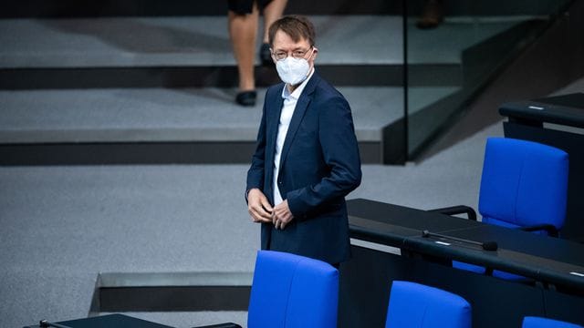 Karl Lauterbach setzt auf Bußgelder zur Durchsetzung einer möglichen allgemeinen Impfpflicht. Karl Lauterbach setzt auf Bußgelder zur Durchsetzung einer möglichen allgemeinen Impfpflicht.