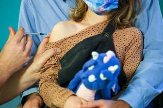 Ein Kinderarzt impft ein siebenjähriges Mädchen gegen das Sars-Cov-2-Virus.