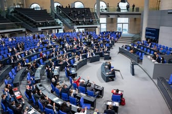Bundestag: Die Abgeordneten stimmten bei der Plenarsitzung im Deutschen Bundestag über eine Impfpflicht für bestimmte Einrichtungen ab.