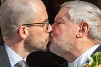 Der ehemalige Benediktiner-Mönch Anselm Bilgri (r) und sein Mann Markus küssen sich nach ihrer Trauung vor dem Münchner Standesamt in der Mandlstraße.