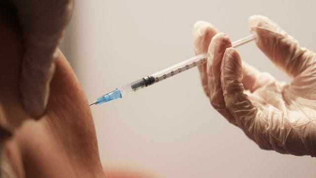 Beschäftigte in Einrichtungen mit schutzbedürftigen Menschen wie Pflegeheimen und Kliniken müssen bis Mitte März 2022 nachweisen, dass sie geimpft oder genesen sind. Beschäftigte in Einrichtungen mit schutzbedürftigen Menschen wie Pflegeheimen und Kliniken müssen bis Mitte März 2022 nachweisen, dass sie geimpft oder genesen sind.