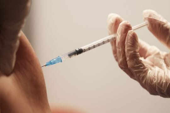 Beschäftigte in Einrichtungen mit schutzbedürftigen Menschen wie Pflegeheimen und Kliniken müssen bis Mitte März 2022 nachweisen, dass sie geimpft oder genesen sind.
