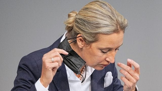 Alice Weidel zieht während einer Sitzung im Bundestag ihre Maske ab. Alice Weidel zieht während einer Sitzung im Bundestag ihre Maske ab.
