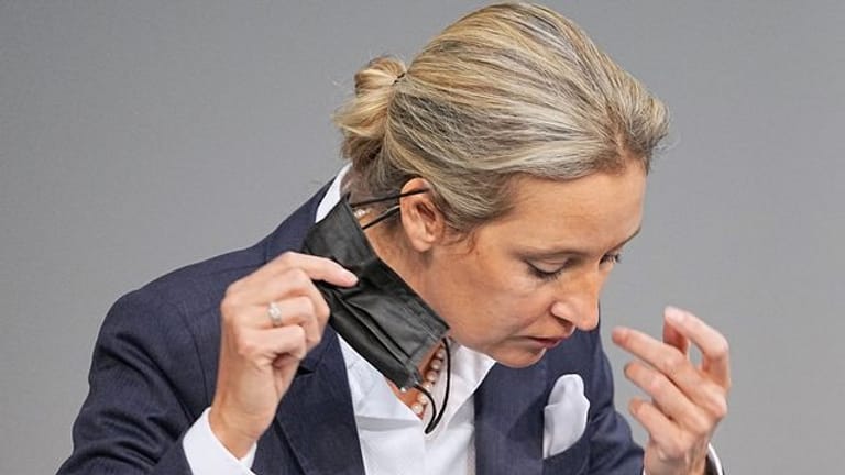 Alice Weidel zieht während einer Sitzung im Bundestag ihre Maske ab.