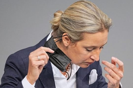 Alice Weidel zieht während einer Sitzung im Bundestag ihre Maske ab.