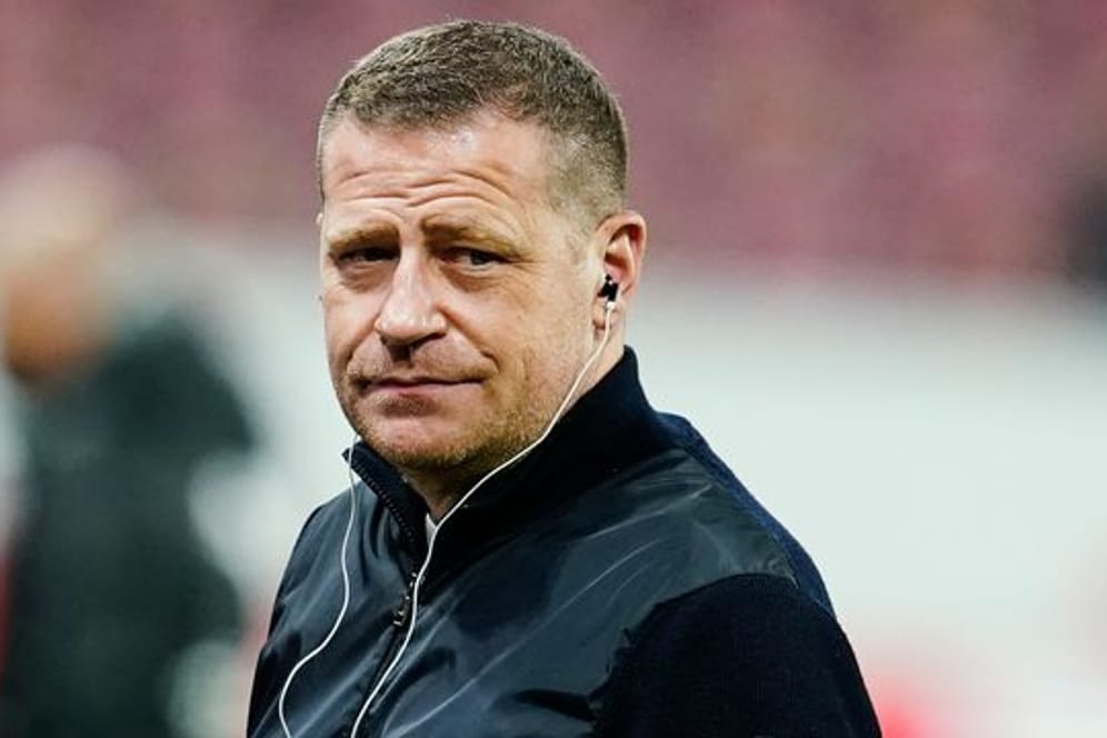 Gladbachs Sportdirektor Max Eberl stellt sich vor Trainer Adi Hütter.